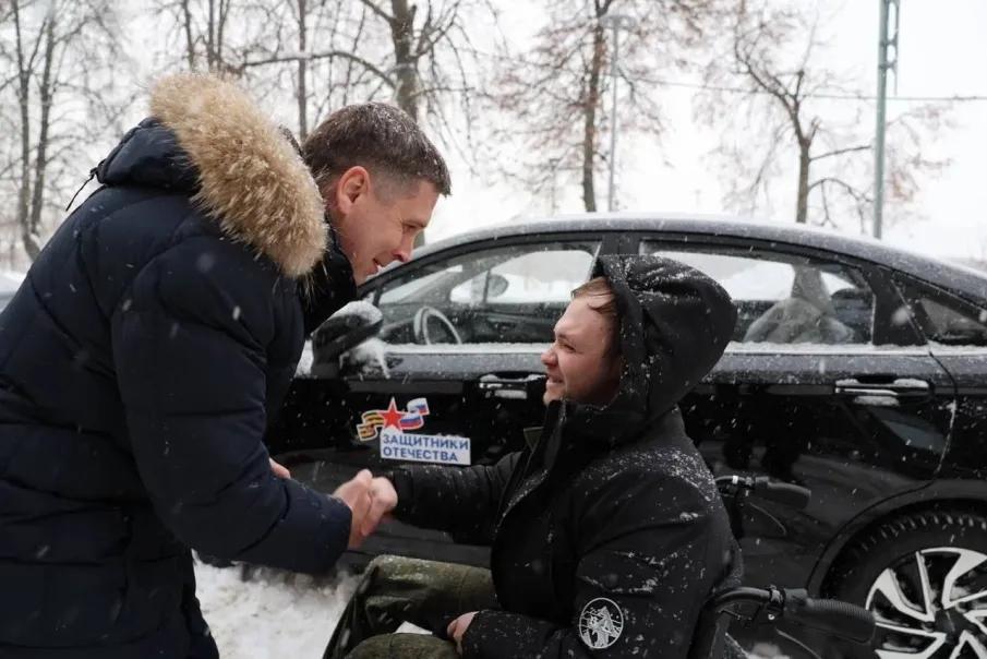 В Нижнем Новгороде трем ветеранам СВО вручили ключи от автомобилей с ручным управлением